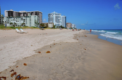 Beautiful beach picture; Lauderdale by the Sea, Florida.  Contributor's Photo Gallery. © 2011, FreePhotoCourse.com, all rights reserved. 