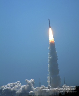 Rocket launch photography tips; picture of an Atlas V rocket, NASA Juno mission, photographed from Playalinda Beach, Canaveral National Seashore. Rocket Launch Tips Article.© 2011, Stephen Kristof for FreePhotoCourse.com; all rights reserved.  