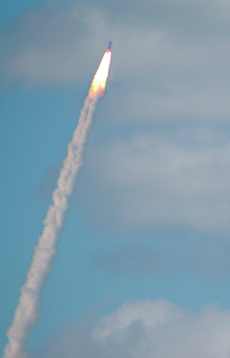 Picture of Space Shuttle Atlantis last flight on July 8, 2011. Find more digital photography tips, dslr camera lessons and artistic photo galleries at www.FreePhotoCourse.com.  © 2011, all rights reserved.  