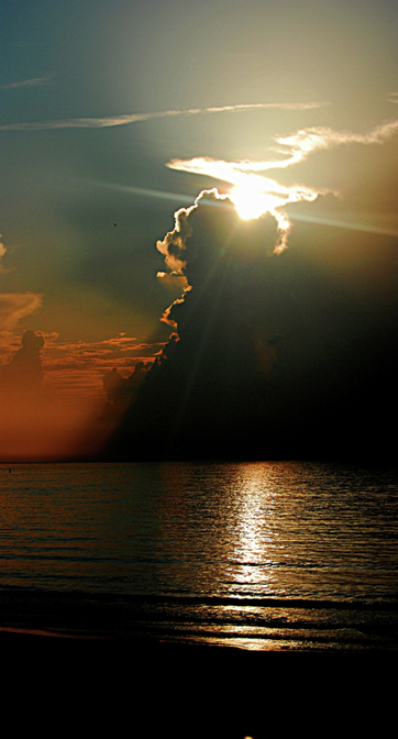 Stunning picture of a sunset. Signature image for FreePhotoCourse.com's home page. © 2011, FreePhotoCourse.com, all rights reserved. 